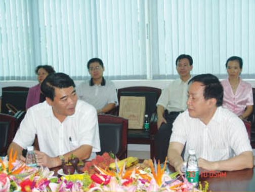 原廣東省委副書記歐廣源慰問老黨員辛朝安同志