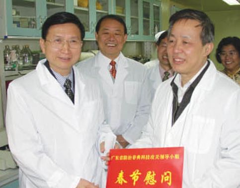 原廣東省常務副省長鐘陽勝慰問獸病研究室科研人員